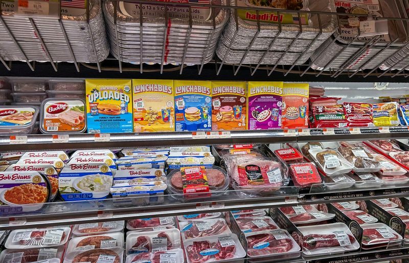 © Reuters. Kraft Heinz-owned Lunchables are displayed among other products at a grocery store in Manhattan, New York, U.S., November 12, 2024. REUTERS/Jessica DiNapoli