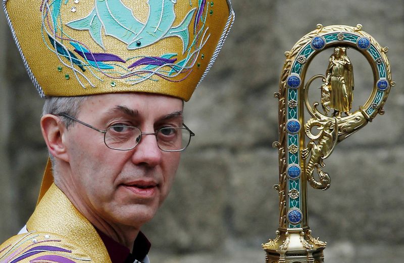 © Reuters. FILE PHOTO: The new Archbishop of Canterbury Justin Welby leaves after his enthronement ceremony at Canterbury Cathedral, in Canterbury, southern England March 21, 2013. REUTERS/Luke MacGregor/File Photo