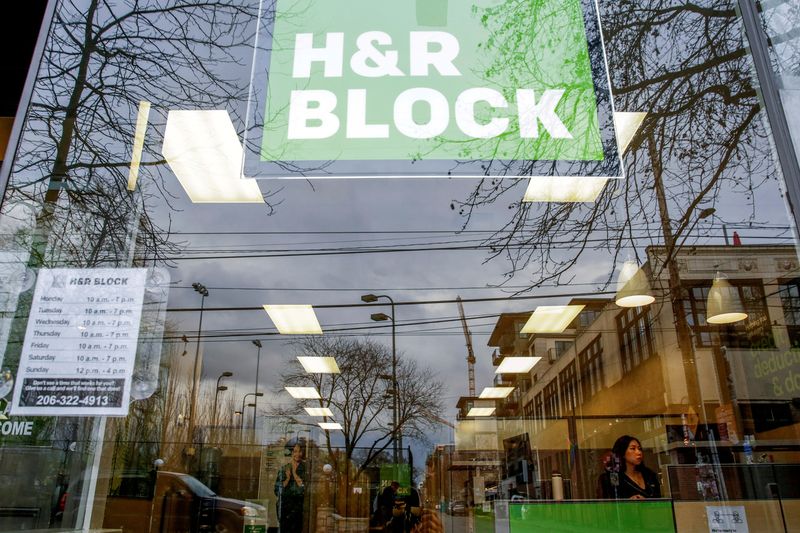 © Reuters. FILE PHOTO: An H&R Block tax preparation office is pictured in Seattle, Washington, U.S. March 31, 2020.  REUTERS/Jason Redmond/File Photo