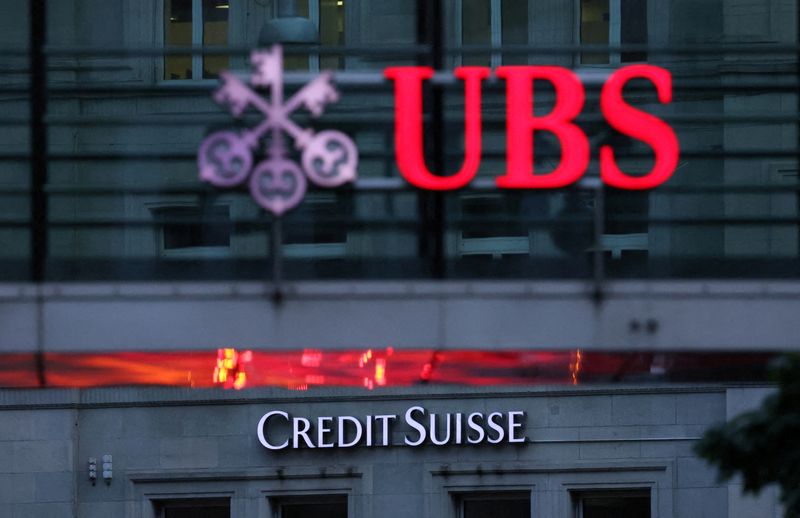 © Reuters. FILE PHOTO: Logos of Swiss banks Credit Suisse and UBS are seen before a press conference in Zurich, Switzerland, August 30, 2023. REUTERS/Denis Balibouse/File Photo