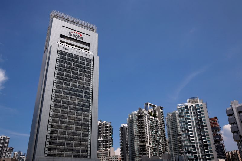 © Reuters. FILE PHOTO: A general view of Singtel's head office in Singapore June 2, 2016. REUTERS/Edgar Su/File Photo