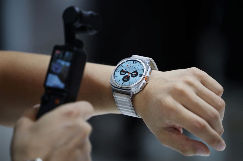 &copy; Reuters. FILE PHOTO: An attendee films Samsung Electronics' Galaxy Watch 7 Ultra during its unveiling ceremony in Seoul, South Korea, July 8, 2024.  REUTERS/Kim Hong-Ji/File Photo