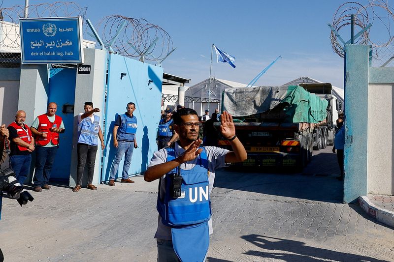 &copy; Reuters. FILE PHOTO: Aid trucks arrive at a UN storage facility as the conflict between Israel and Palestinian Islamist group Hamas continues, in the central Gaza Strip October 21, 2023. REUTERS/Mohammed Salem/File Photo