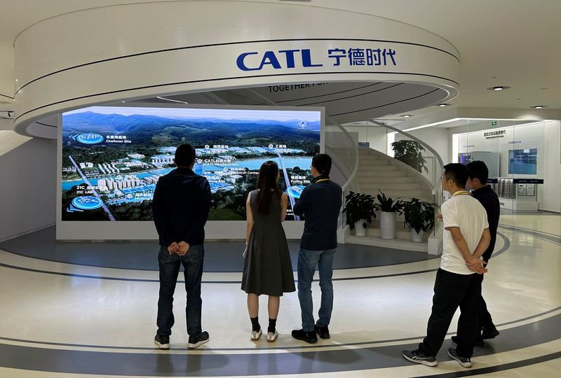 © Reuters. Visitors look at a display of CATL operations at the Chinese battery maker's headquarters in Ningde, Fujian province, China November 8, 2024. REUTERS/Kevin Krolicki