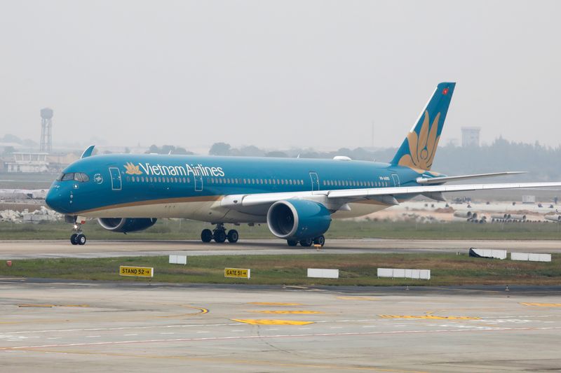 © Reuters. FILE PHOTO: An aircraft of the national flag carrier Vietnam Airlines taxis at Noi Bai airport in Hanoi, Vietnam December 23, 2020. Picture taken December 23, 2020. REUTERS/Kham/File Photo