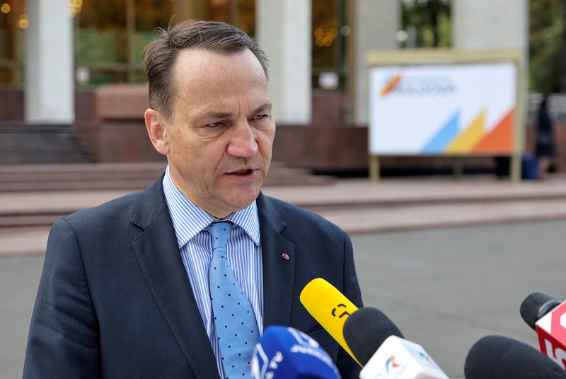 &copy; Reuters. FILE PHOTO: Polish Foreign Minister Radoslaw Sikorski speaks with journalists before the Ministerial Conference of the Moldova Partnership Platform in Chisinau, Moldova September 17, 2024. REUTERS/Vladislav Culiomza/File Photo