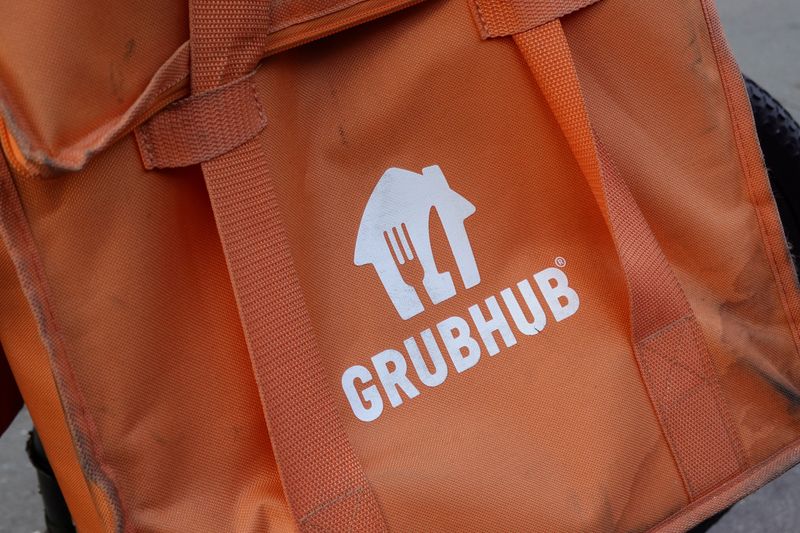 © Reuters. FILE PHOTO: A Grubhub delivery bag is seen on a bicycle in Brooklyn, New York City, U.S., May 9, 2022. REUTERS/Andrew Kelly/File Photo