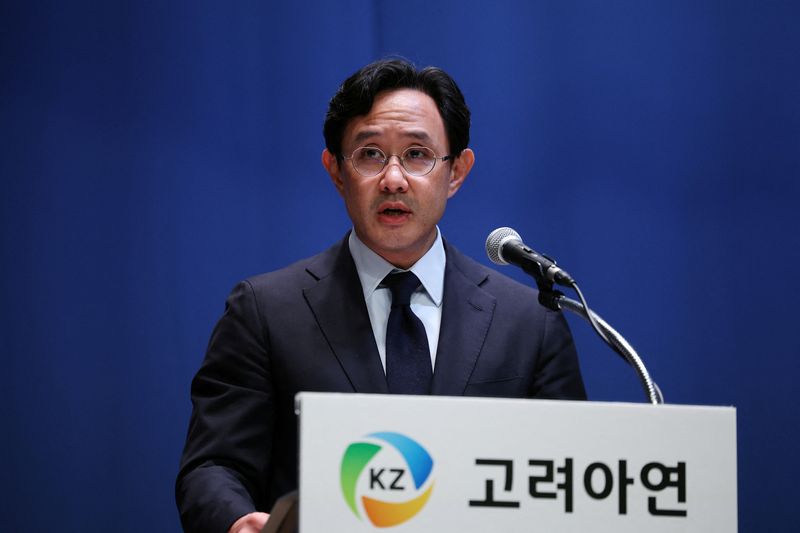 © Reuters. Korea Zinc Chairman Yun B. Choi speaks during a press conference in Seoul, South Korea, November 13, 2024.   REUTERS/Kim Hong-Ji