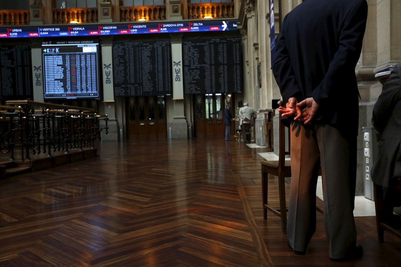 © Reuters. FILE PHOTO: Traders look at computer screens at Madrid's bourse, Spain, June 29, 2015. European stock markets slid lower on Monday, with southern European banks hit particularly hard, after Greece closed its banks and imposed capital controls. REUTERS/Susana Vera/File Photo