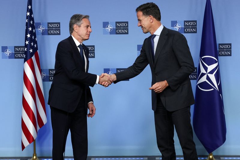 © Reuters. U.S. Secretary of State Antony Blinken shakes hands with NATO Secretary General Mark Rutte in Brussels, Belgium November 13, 2024. REUTERS/Yves Herman