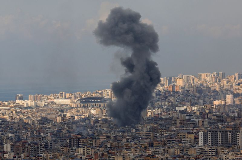 © Reuters. Smoke billows over Beirut's southern suburbs after an Israeli strike, amid the ongoing hostilities between Hezbollah and Israeli forces, as seen from Baabda, Lebanon November 13, 2024. REUTERS/Thaier Al-Sudani