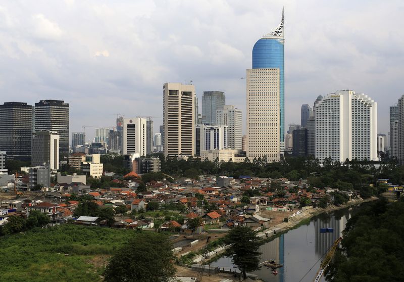 © Reuters. FILE PHOTO: An aerial view of the business district in Jakarta, May 5, 2014. REUTERS/Beawiharta/File Photo