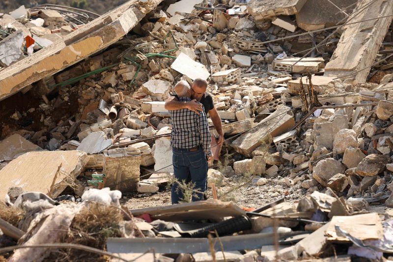 &copy; Reuters. People hug as they stand on rubble of damaged buildings in the aftermath of Israeli strikes, amid the ongoing hostilities between Hezbollah and Israeli forces, in Joun village in the Chouf district, Lebanon November 13, 2024. REUTERS/Aziz Taher