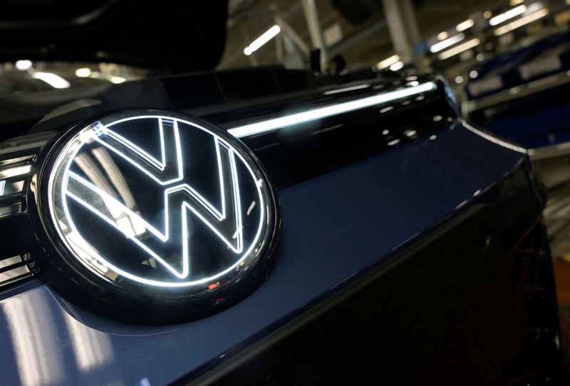 &copy; Reuters. Il logo Volkswagen illuminato su una linea di produzione per le auto Golf VIII e Tiguan presso la sede centrale VW a Wolfsburg, Germania, 23 maggio 2024. REUTERS/Fabian Bimmer/Foto d'archivio