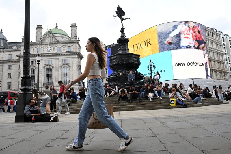 © Reuters. FILE PHOTO: A shopper walks in Piccadilly Circus in London, Britain, September 2, 2024.  REUTERS/Jaimi Joy/File Photo