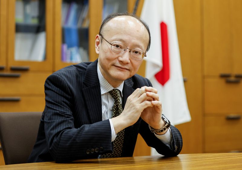 © Reuters. FILE PHOTO: Japan's vice minister of finance for international affairs, Masato Kanda, poses for a photograph during an interview with Reuters at the Finance Ministry in Tokyo, Japan January 31, 2022. Picture taken January 31, 2022.  REUTERS/Issei Kato/File Photo