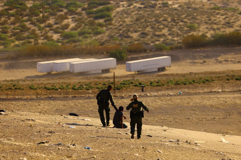 © Reuters. U.S. Border Patrol agents apprehend a migrant who attempted to cross the U.S.-Mexico border without detection, near Mount Cristo Rey in Sunland Park, New Mexico, U.S. June 23, 2023. REUTERS/Jose Luis Gonzalez/File Photo