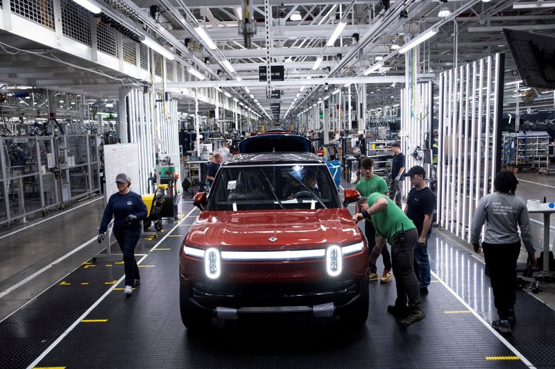 © Reuters. FILE PHOTO: Workers assemble second-generation R1 vehicles at electric auto maker Rivian's manufacturing facility in Normal, Illinois, U.S. June 21, 2024.  REUTERS/Joel Angel Juarez/File Photo