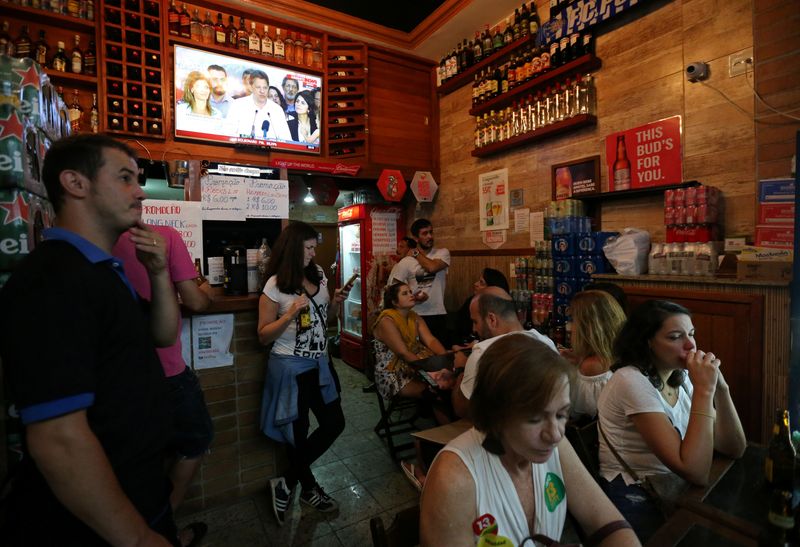 © Reuters. FILE PHOTO: People sit in a restaurant in Rio de Janeiro, Brazil October 28, 2018.  REUTERS/Sergio Moraes/File Photo