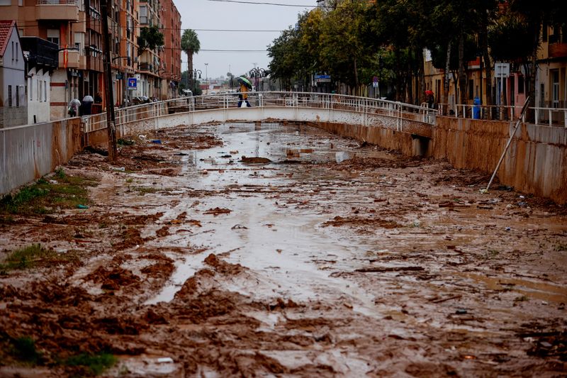 &copy; Reuters. A person crosses the La Saleta ravine that recently overflowed due to heavy rainfall in Aldaia, Valencia, Spain, November 13, 2024. REUTERS/Eva Manez