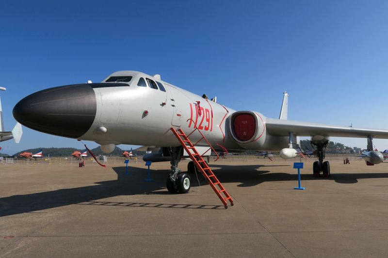 &copy; Reuters. Bombardeiro chinês H-6 é exposto durante feira do setor aéreo em Zhuhai, na Chinan06/11/2018 REUTERS/David Campbell Lague