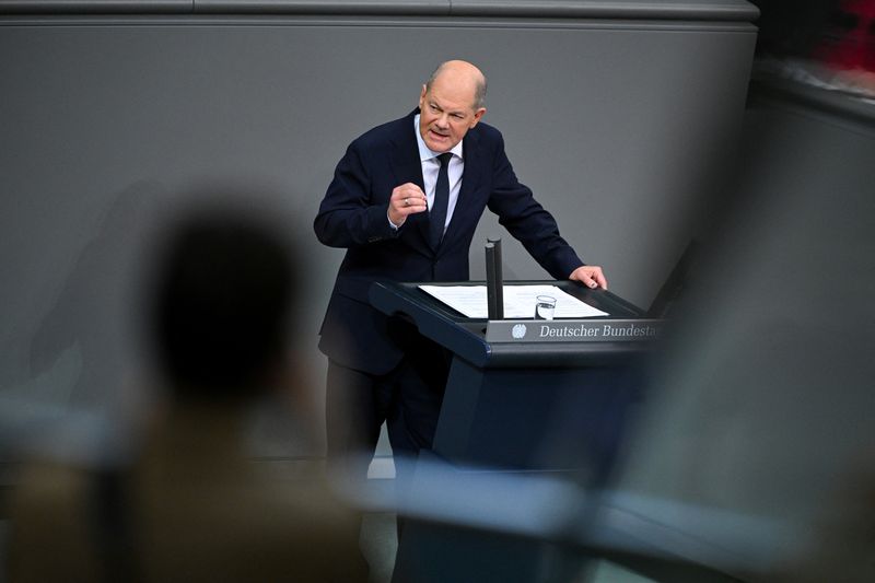 © Reuters. German Chancellor Olaf Scholz addresses the lower house of parliament, the Bundestag, in a government declaration about the current situation after the end of the so-called 