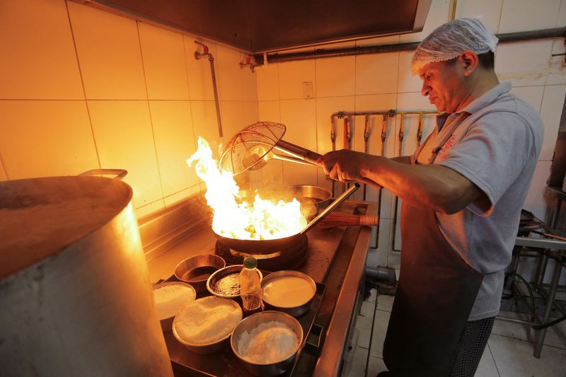 &copy; Reuters. FILE PHOTO: A chef cooks in a restaurant in Lima’s Chinatown, Peru, November 12, 2024. REUTERS/Gerardo Marin/File Photo