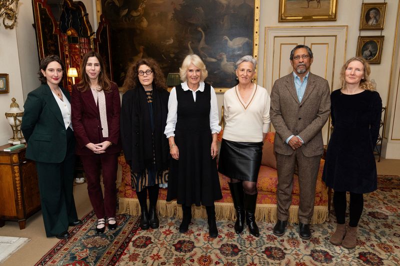 &copy; Reuters. Yael van der Wouden, Rachel Kushner, Anne Michaels, Queen Camilla, Charlotte Wood, Percival Everett, e Samantha Harvey no Booker Prize Foundationn 12/11/2024   Aaron Chown/Pool via REUTERS