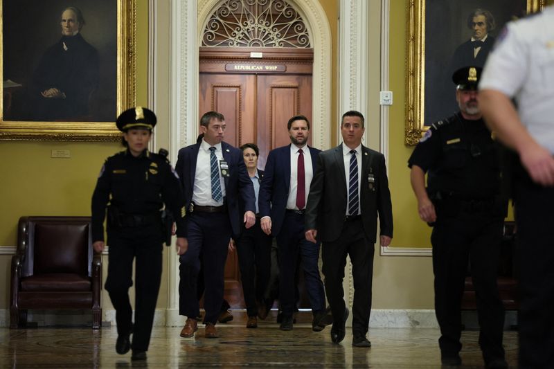 © Reuters. U.S. Vice President-elect JD Vance walks on Capitol Hill on the day U.S. Senate Republicans meet to vote on leadership positions, including Senate Majority (Republican) Leader, for the 119th Congress in Washington, U.S., November 13, 2024. REUTERS/Leah Millis