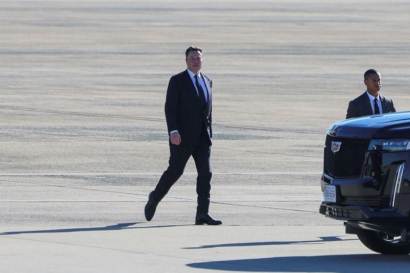 &copy; Reuters. Tesla CEO and X owner Elon Musk walks on the tarmac at Joint Base Andrews in Maryland, U.S., November 13, 2024. REUTERS/Brian Snyder