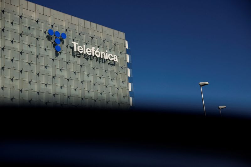 © Reuters. FILE PHOTO: The logo of Spanish Telecom company Telefonica is displayed atop the company's headquarters in Madrid, Spain, December 20, 2023. REUTERS/Susana Vera/File Photo