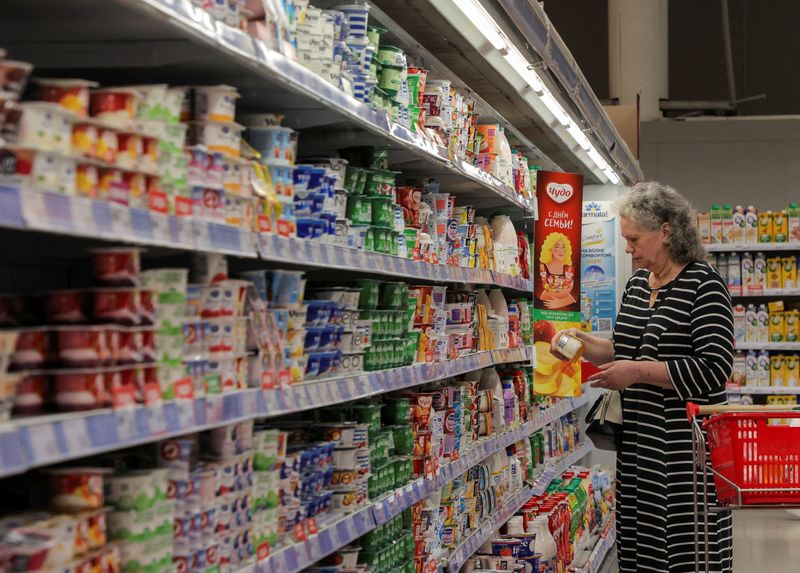 © Reuters. FILE PHOTO: A customer shops for dairy products at a grocery store in Saint Petersburg, Russia June 27, 2024.  REUTERS/Anton Vaganov/File Photo