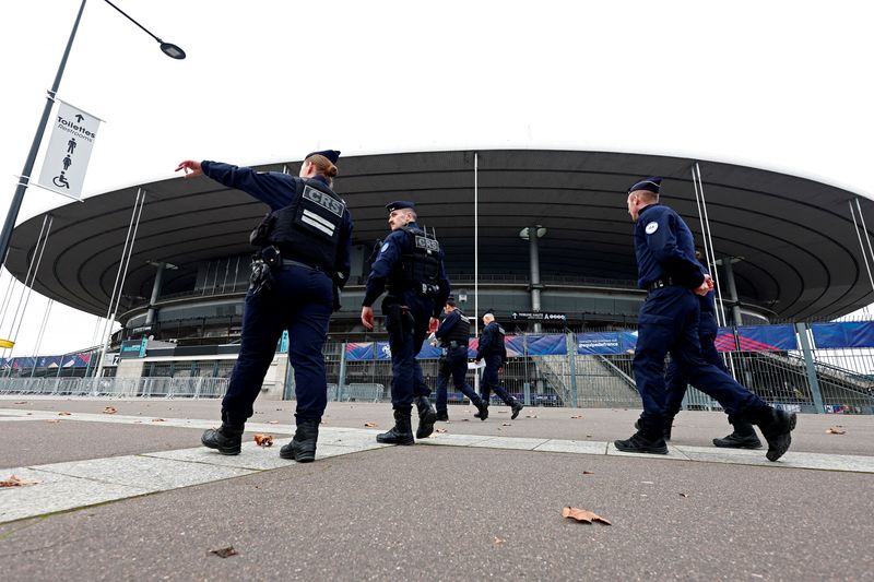 &copy; Reuters. Soccer Football - Nations League - France Training - Stade de France, Saint-Denis, France - November 13, 2024 Police officers are seen outside the stadium before training REUTERS/Gonzalo Fuentes