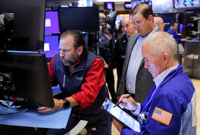 &copy; Reuters. I trader lavorano al piano della Borsa di New York (NYSE), dopo la vittoria del repubblicano Donald Trump alle elezioni presidenziali americane, a New York City, Stati Uniti, 6 novembre 2024. REUTERS/Andrew Kelly