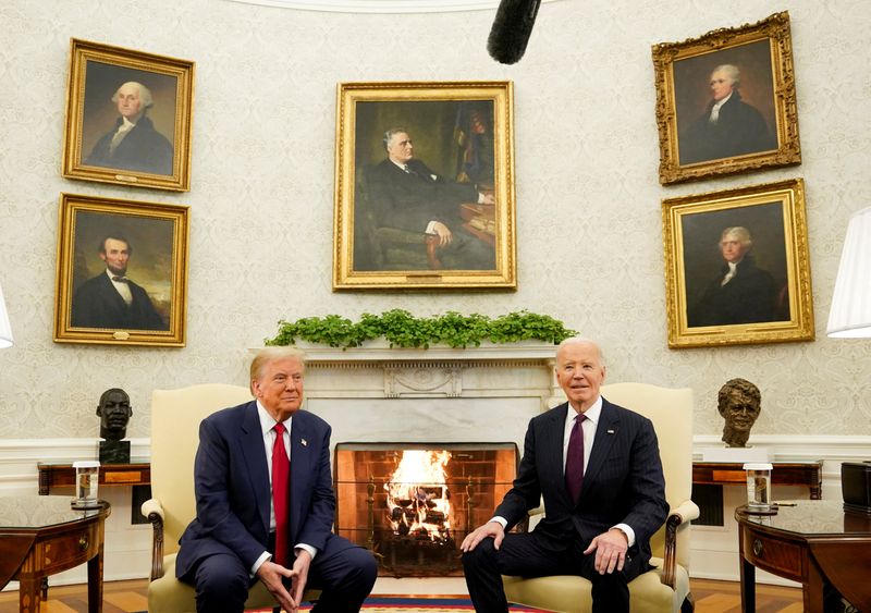 © Reuters. U.S. President Joe Biden meets with President-elect Donald Trump in the Oval Office at the White House in Washington, U.S., November 13, 2024. REUTERS/Kevin Lamarque