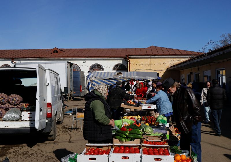 © Reuters. FILE PHOTO: People shop at a local market in the town of Rostov in the Yaroslavl Region, Russia April 15, 2023. REUTERS/Evgenia Novozhenina/File Photo