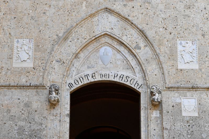 © Reuters. FILE PHOTO: View of the entrance to the headquarters of Monte dei Paschi di Siena (MPS), the oldest bank in the world in Siena, Italy, August 11, 2021. REUTERS/Jennifer Lorenzini/File Photo