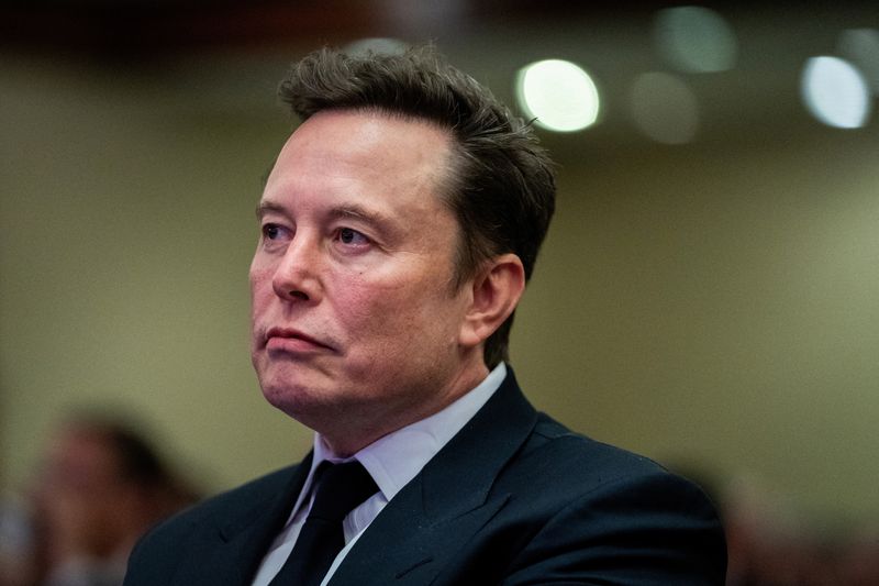 © Reuters. Tesla CEO and X owner Elon Musk listens as US President-elect Donald Trump speaks during a meeting with House Republicans at the Hyatt Regency hotel in Washington, DC, U.S. on November 13, 2024.  ALLISON ROBBERT/Pool via REUTERS