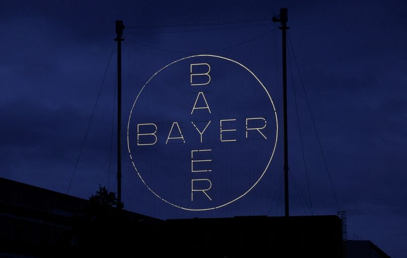 © Reuters. FILE PHOTO: The 120 metres high Bayer Cross, logo of German pharmaceutical and chemical maker Bayer AG, consisting of 1710 LED glass bulbs is seen outside the industrial park 