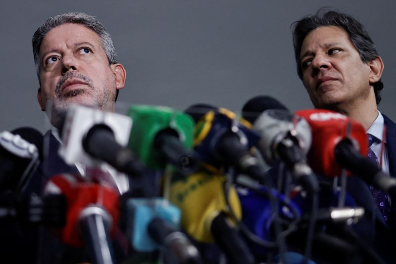 © Reuters. Presidente da Câmara dos Deputados, Arthur Lira, e o ministro da Fazenda, Fernando Haddad, em coletiva de imprensa no Palácio do Planalto em Brasilia
18/04/2023
REUTERS/Ueslei Marcelino