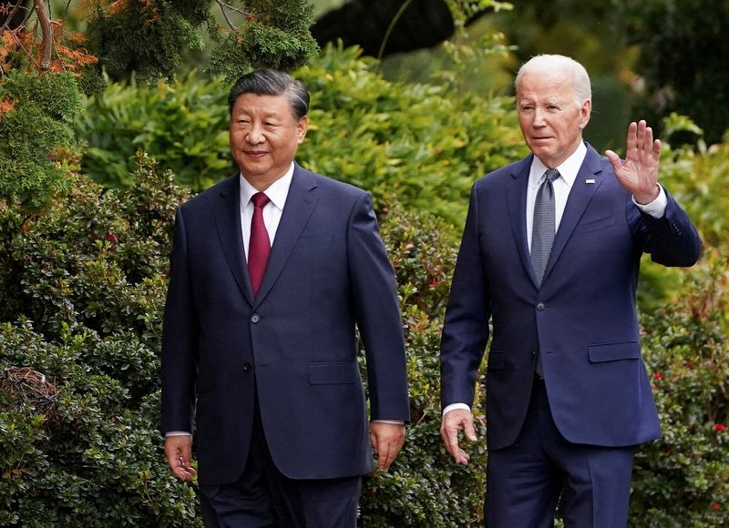 &copy; Reuters. O presidente dos EUA, Joe Biden, acena enquanto caminha com o presidente chinês, Xi Jinping, na propriedade Filoli, à margem da cúpula da Cooperação Econômica Ásia-Pacífico (APEC), em Woodside, Califórnia, EUAn15/11/2023nREUTERS/Kevin Lamarque