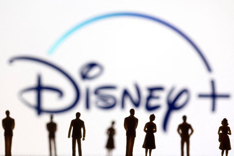 © Reuters. Toy figures of people are seen in front of the displayed Disney + logo, in this illustration taken January 20, 2022. REUTERS/Dado Ruvic/Illustration/File Photo