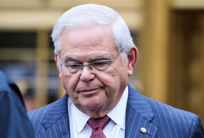 © Reuters. FILE PHOTO: U.S. Senator Robert Menendez (D-NJ) exits Federal Court following his bribery trial in connection with an alleged corrupt relationship with three New Jersey businessmen, in New York City, U.S., July 16, 2024. REUTERS/Brendan McDermid/File Photo