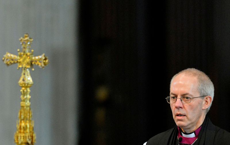 © Reuters. FILE PHOTO: Justin Welby, the new Archbishop of Canterbury, leaves at the close of the ceremony to confirm his election as Archbishop, at St Paul's Cathedral in central London, Britain February 4, 2013. REUTERS/Toby Melville/File Photo