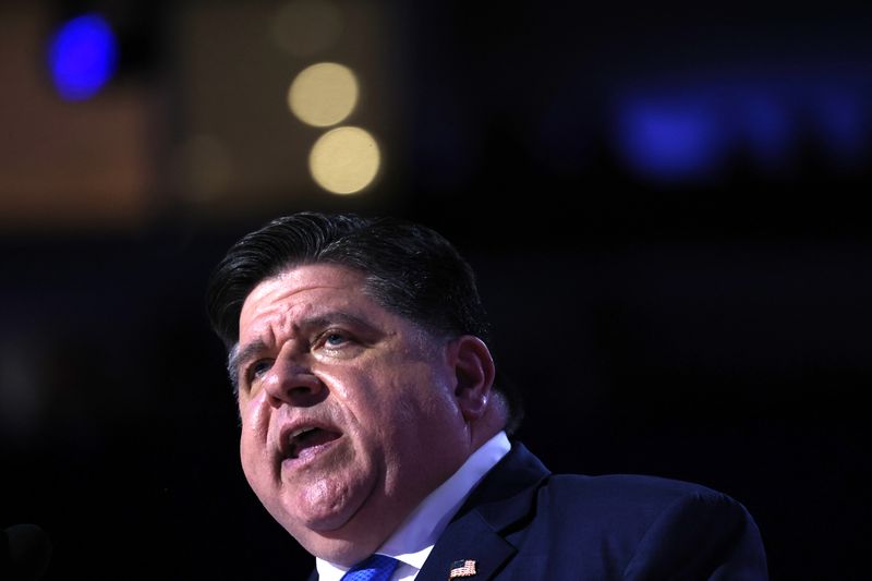 © Reuters. FILE PHOTO: Illinois Governor J.B. Pritzker speaks during Day 2 of the Democratic National Convention (DNC) in Chicago, Illinois, U.S., August 20, 2024. REUTERS/Alyssa Pointer/File Photo