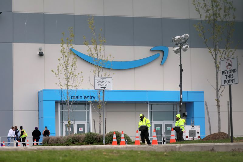 &copy; Reuters. FILE PHOTO: Security personnel are seen as Amazon workers gather outside Amazon’s LDJ5 sortation center, as employees begin voting to unionize a second warehouse in the Staten Island borough of New York City, U.S. April 25, 2022. REUTERS/Brendan McDermi