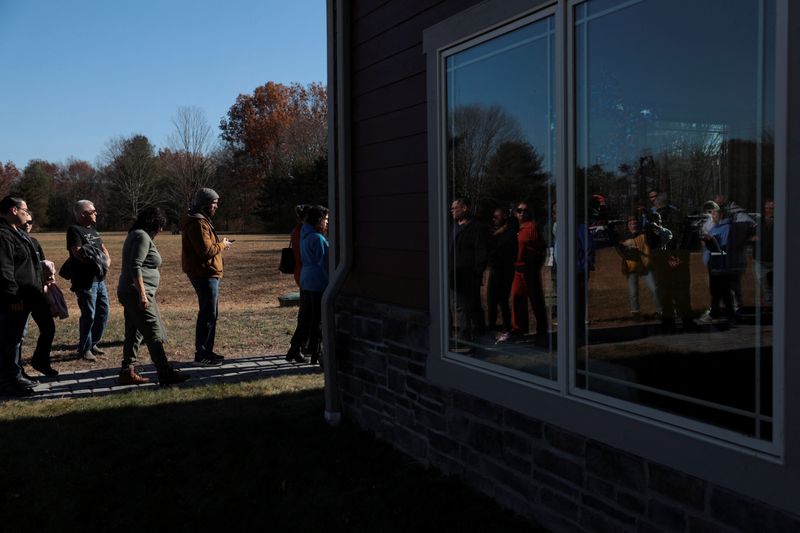 &copy; Reuters. FILE PHOTO: Voters wait in line at Middle Smithfield Township Community & Cultural Center on Election Day in East Stroudsburg, Pennsylvania, U.S. November 5, 2024. REUTERS/Caitlin Louisa Eddolls/File Photo