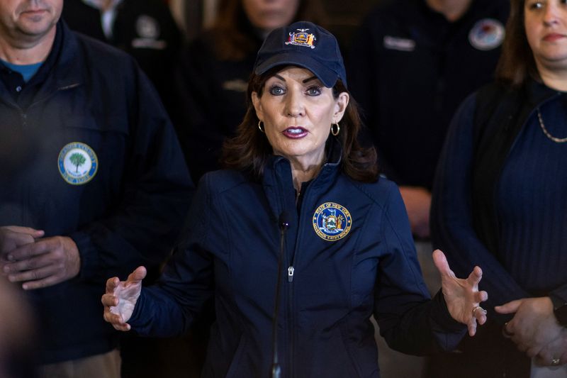 © Reuters. FILE PHOTO: New York Governor Kathy Hochul speaks at a press conference during the Jennings Creek wildfire in the town of Greenwood Lake in New York, U.S., November 12, 2024. REUTERS/Eduardo Munoz/File Photo