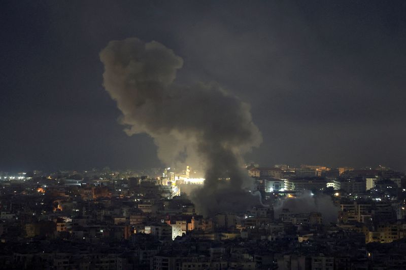 © Reuters. Smoke billows over Beirut's southern suburbs after an Israeli strike, amid the ongoing hostilities between Hezbollah and Israeli forces, as seen from Baabda, Lebanon November 13, 2024. REUTERS/Thaier Al-Sudani
