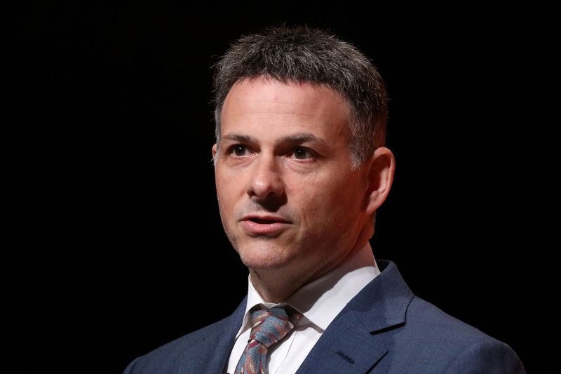 © Reuters. FILE PHOTO: David Einhorn, president of Greenlight Capital, speaks during the Sohn Investment Conference in New York City, U.S., May 6, 2019. REUTERS/Brendan McDermid/File Photo